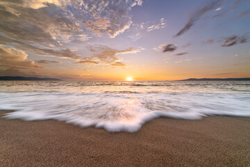 Obraz premium Ocean Sunset Wave Inspirational Travel Beach Nature Scenic Surreal Sunrise Dramatic Landscape Seascape