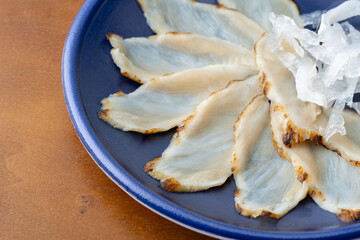 真ふぐの刺身（てっさ）の炙りのクローズアップ © Hanasaki