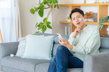 スマホを操作する男性