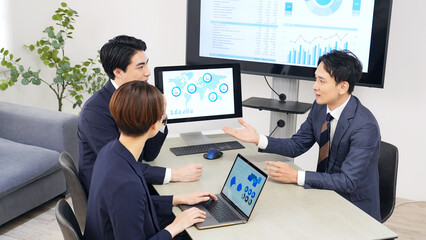 オフィスで会議するビジネスパーソンのグループ