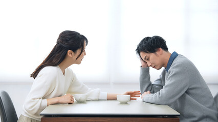 Fototapeta premium 部屋で会話する男女カップル