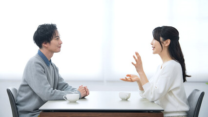 Obraz premium 部屋で会話する男女カップル