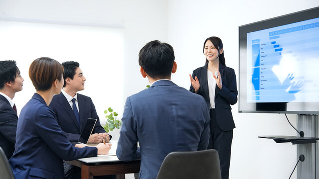 セミナー、プレゼン、プレゼンテーション、講師、ビジネス、チームワーク、経営、会議、ミーティング、モニター、画面、グループ、プロジェクト、企画、ワークショップ、研修、提案、レッスン、スクール、ビジネスウーマン、キャリアウーマン、企業、会社員、投資、コンサルタント、コンサルティング、アドバイザー、ビジネスマン、ビジネスパーソン、スーツ、サラリーマン、日本人、男性、女性、オフィス、職場、仕事、事務所、仕