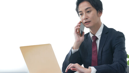 スマホ、通話、ビジネスパーソン、ノートパソコン、商談、連絡、報告、営業、オフィス、ロビー、ラウンジ、スマートフォン、アプリ、通信、モバイル、電話、ビジネス、ビジネスマン、スーツ、会社員、サラリーマン、日本人、男性、ソファー、座る、リラックス、笑顔、ポジティブ、楽しい、嬉しい、投資、資産運用、仕事、職場、働く、企業、会話、相談、サポート、コールセンター、窓口、人材、インターネット、メール、検索、室内 © metamorworks