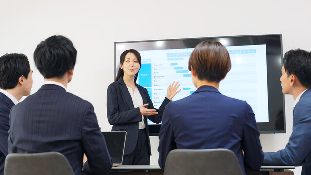 セミナー、プレゼン、プレゼンテーション、講師、ビジネス、チームワーク、経営、会議、ミーティング、モニター、画面、グループ、プロジェクト、企画、ワークショップ、研修、提案、レッスン、スクール、ビジネスウーマン、キャリアウーマン、企業、会社員、投資、コンサルタント、コンサルティング、アドバイザー、ビジネスマン、ビジネスパーソン、スーツ、サラリーマン、日本人、男性、女性、オフィス、職場、仕事、事務所、仕