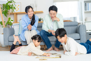 リビングで遊ぶ4人家族