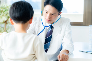 診察をする医師