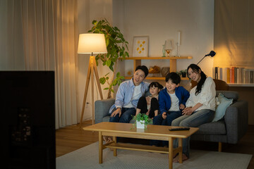 テレビを見る家族