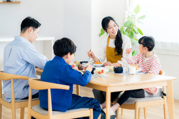 ダイニングで食事する4人家族