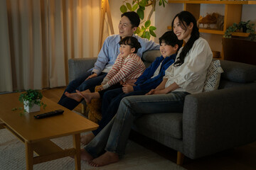 テレビを見る家族