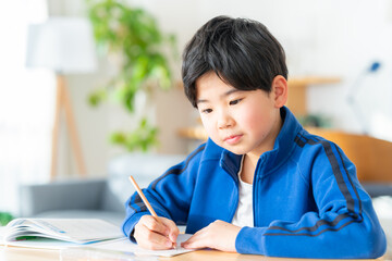 リビングで勉強する男の子