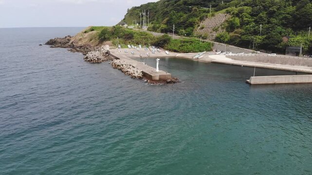 【4Kドローン空撮】震災前の石川県輪島市門前町・皆月海岸。震災前の皆月漁港。漁船が係留され満々と水を湛える港内の様子（2024年震災前の撮影アーカイブ）