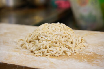 정성을 담아 손으로 직접 밀고 썰어 만든  전통 칼국수 생면