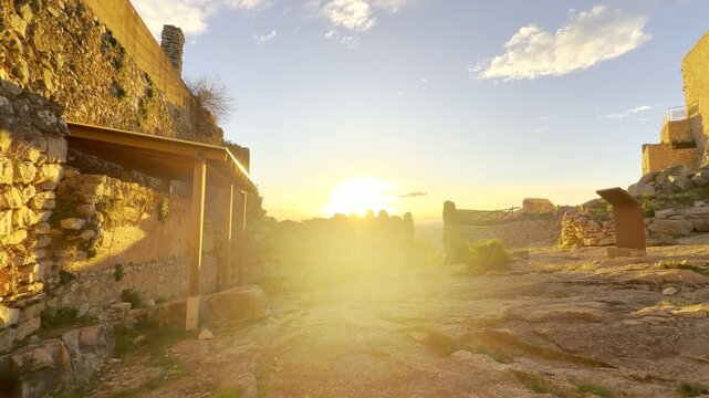 Precioso castillo de alcal&aacute; de chivert iluminado por un espectacular atardecer