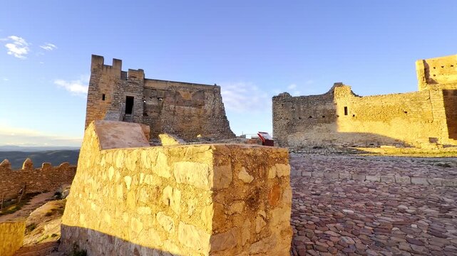 Precioso castillo de alcal&aacute; de chivert iluminado por un espectacular atardecer