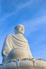 Obraz premium White Buddha statue at Long Son Pagoda in Nha Trang, Vietnam with blue sky copy space
