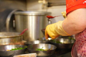 전통시장 맛집 주방에서 커다란 양은 국자로 진하게 우려낸 육수를 칼국수 그릇에 담아내는 정겨운 모습