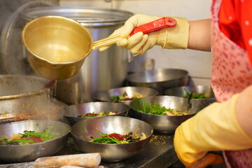 전통시장 맛집 주방에서 커다란 양은 국자로 진하게 우려낸 육수를 칼국수 그릇에 담아내는 정겨운 모습