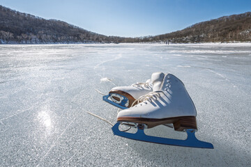赤城山小沼の天然氷とスケート靴