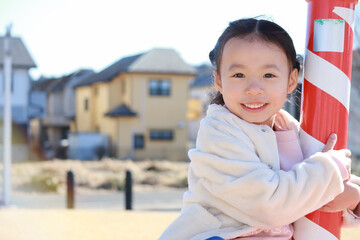 冬の公園で遊ぶ女の子