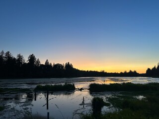 Obraz premium sunset on the river