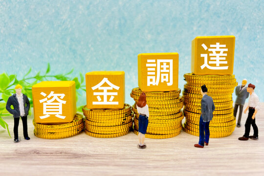 資金調達するビジネスマン