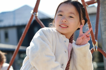 冬の公園で遊ぶ女の子