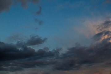 Obraz premium Calm Dusk Sky With Clouds At Twilight, Soft Blue Glow And Orange Hues
