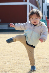 冬の公園で遊ぶ男の子