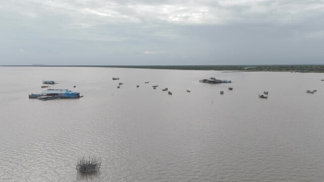 Vues drone 4K de Kampong Phluk, village sur pilotis au Cambodge, le long du M&eacute;kong : maisons flottantes, barques et reflets dor&eacute;s. Id&eacute;al pour projets voyage, culture, nature et Asie authentique.