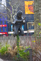 Obraz premium Harry Potter statue in London, depicting Daniel Radcliffe in his role as the famous wizard in a scene from the first film, Harry Potter Philosopher’s Stone. 