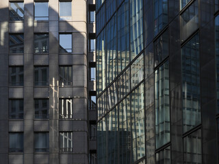 都会にそびえ立つ高層ビル群の幾何学的な重なりとモダンな建築デザイン © cooperman