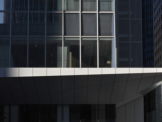 都会にそびえ立つ高層ビル群の幾何学的な重なりとモダンな建築デザイン © cooperman