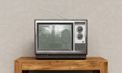 나무 테이블 위에 안테나가 있는 빈티지 CRT 텔레비전 Vintage CRT Television with Antenna on Wooden Table