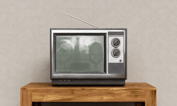 나무 테이블 위에 안테나가 있는 빈티지 CRT 텔레비전 Vintage CRT Television with Antenna on Wooden Table