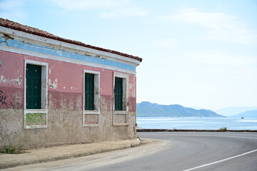 Obraz premium old abandoned house by the sea