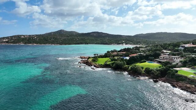 survol de Porto Cervo en Sardaigne pr&egrave;s d'Olbia