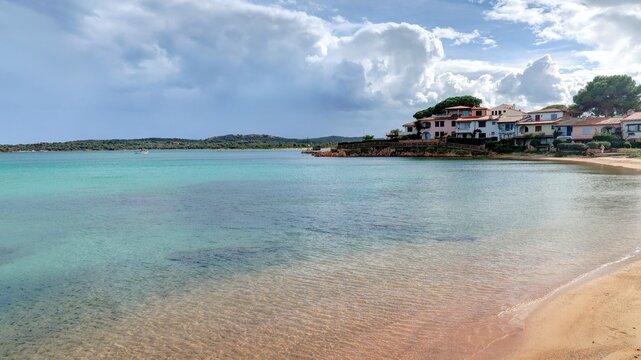 survol de Porto Cervo en Sardaigne pr&egrave;s d'Olbia