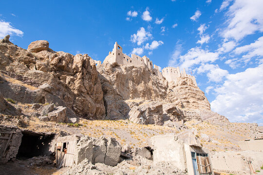 Hosap Castle in Van, Turkey. Hosap Castle in eastern T&uuml;rkiye. The view of Hosap Castle (Turkish: Hoşap kalesi) is a large 17th-century castle located in the G&uuml;rpınar neighborhood of Hoşab, Van provinc