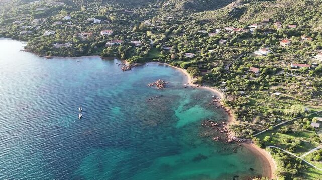 survol de Porto Cervo en Sardaigne pr&egrave;s d'Olbia