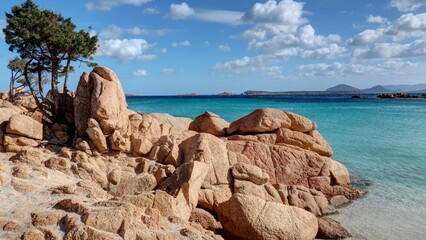 plage de sable blanc et eau cristalline en Sardaigne