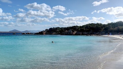 plage de sable blanc et eau cristalline en Sardaigne