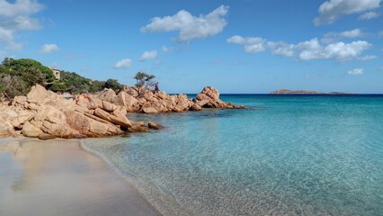plage de sable blanc et eau cristalline en Sardaigne