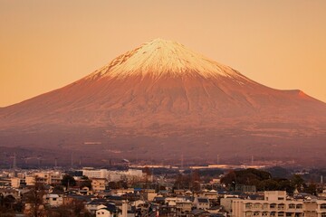富士宮市、夕日で赤く染まる富士山と富士宮の街並み