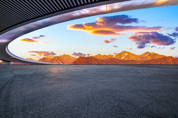 Obraz premium Empty asphalt road ground and modern bridge with beautiful mountain landscape at sunset