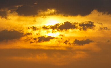 Obraz premium A cloudy sky with a sun in the middle