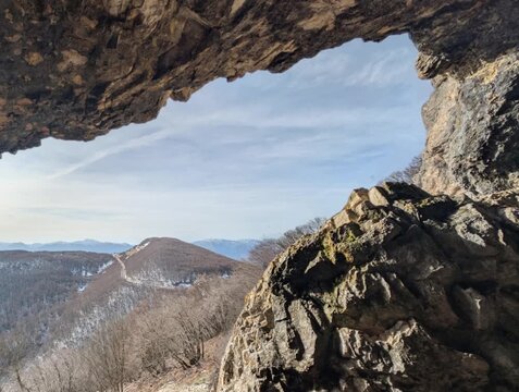 Transizione visiva dalla penombra della grotta alla luce del cielo aperto