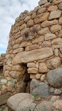 ruines arch&eacute;ologiques de la civilisation nuraghique en Sardaigne