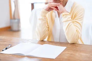 Fotobehang Onderzeeër ノートを前に悩む女性  © ponta1414