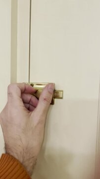 Cerrando puerta con cerrojo de pasador y pestillo de lat&oacute;n 